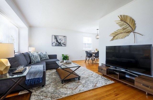 Pretty *3BDR/2Bath Home* in a Good Area Next to Parks & Close to Downtown!