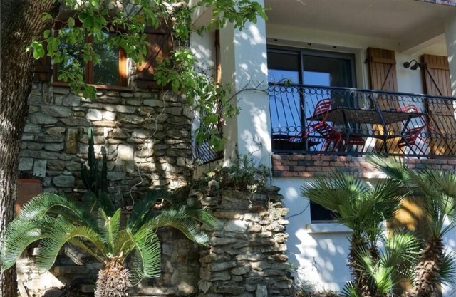 Pretty cottage in a farmhouse at the foot of the mountain 2 minutes from the beach