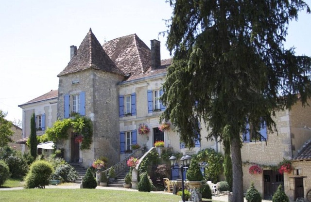 Pretty countryside Manoir with heated pool