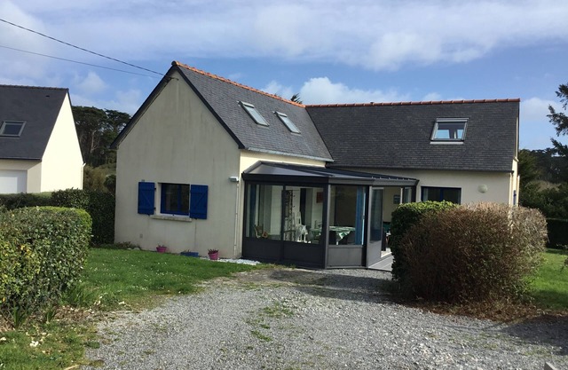 Pretty house with large garden 250 metres from the superb Tréompan beach