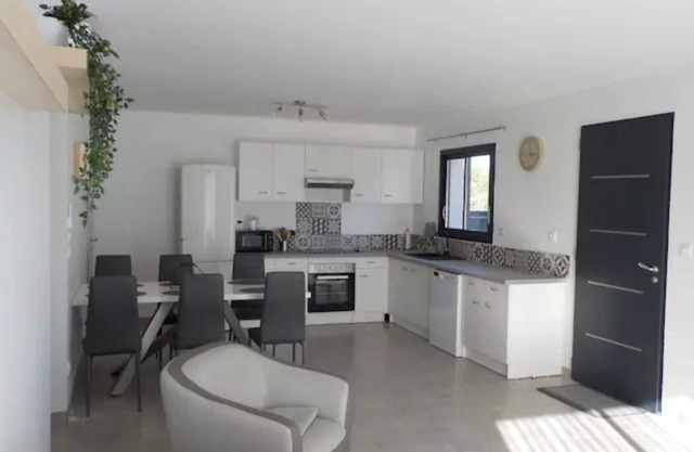 Pretty new 3-bedroom villa at the foot of the vineyards