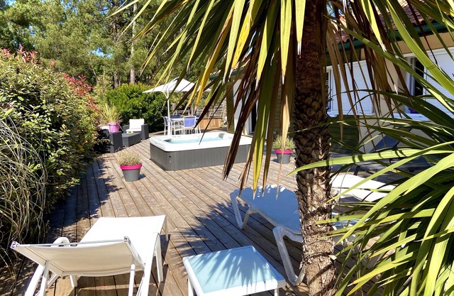 PRETTY VILLA JACUZZI HEATED, WIFI, renovated 2018 facing the golf LACANAU-OCEAN 6 p