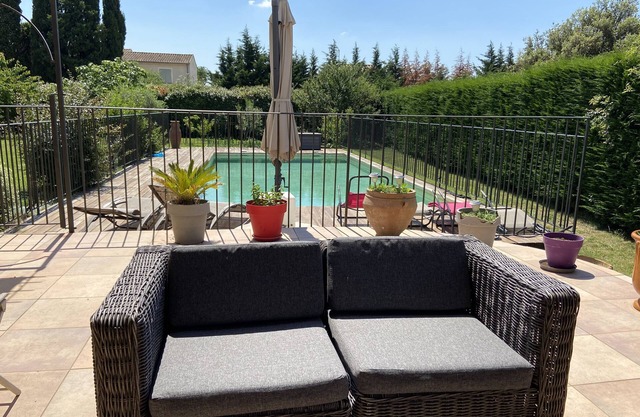 Pretty villa with pool 5 bedrooms and 3 bathrooms near chateauneuf du pape