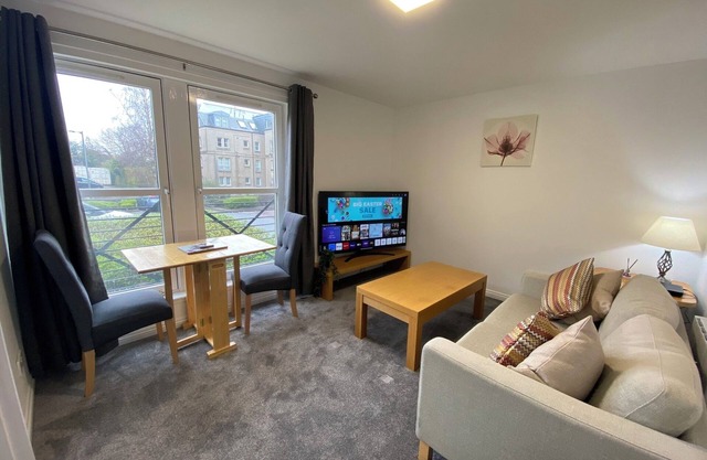 Prime City Centre - Ground Floor & Free Parking by Three Bridges Apartments
