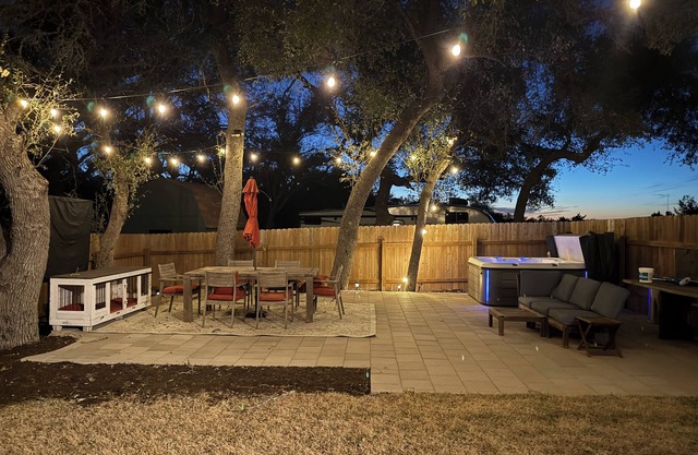 Prime Location - 2 Bed, 2 Bath, Sleeps 6, Hot Tub, Austin, Dripping Springs