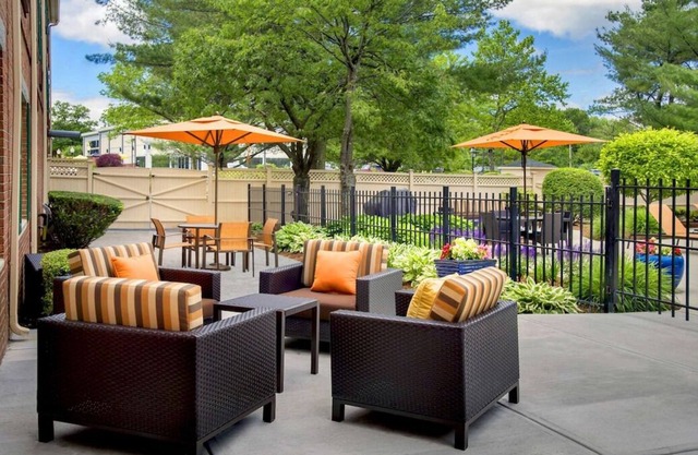 Prime Location! 4 Sleek Units, Parking, Pets Allowed, Close to Burlington Mall!