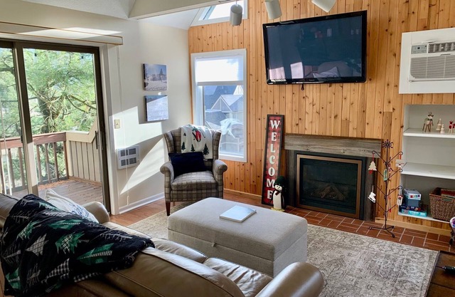 Prime Location! Next to Main Lodge, Mountain&Summer Adventures. 3Bed&3Full Bath.