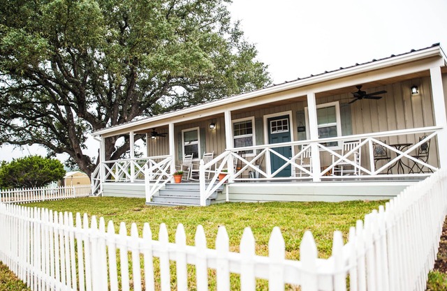 Prime Location in Dripping Springs! Gorgeous Country Cottage for 10 by Camp Lucy
