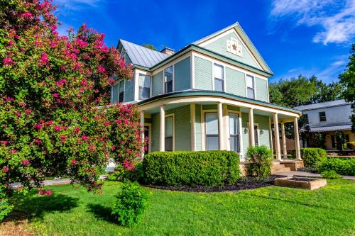 Prime location-Walk to food, Bars and Wineries!