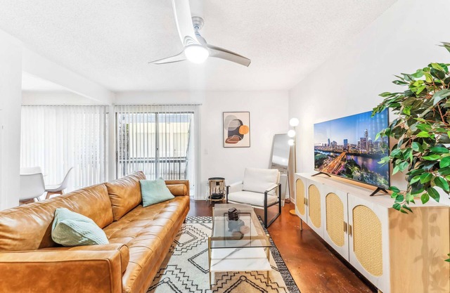 Prime SoCo quaint 1BR king suite w/pool, parking