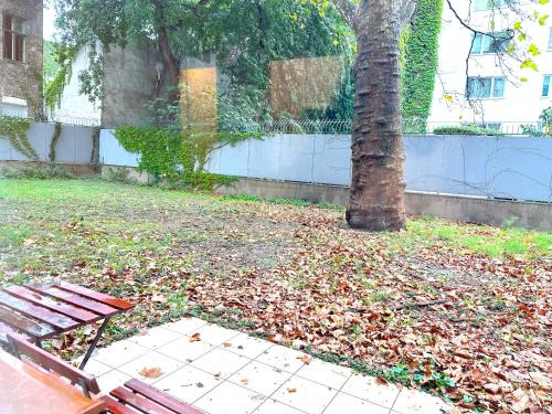 Prime Stay - Modern 3 Bedroom Family Apartment with Free Parking & Garden Terrace