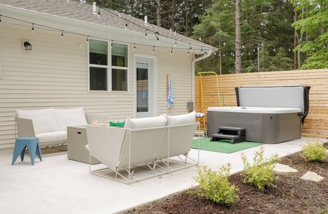 Prinsen Retreat ~ Secluded, Hot Tub, Walk to Water in Ellison Bay