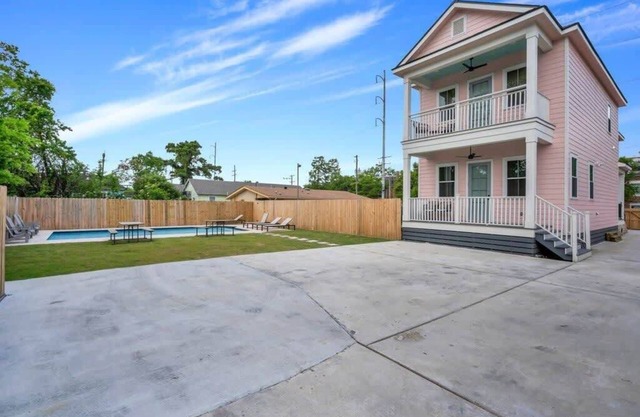 Pristine 4BD w Pool | Driveway Parking | Balcony