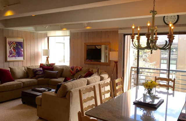 Pristine Condo, Walk To Lifts, 2 Fireplaces, 3 Balconies, Mountain Views!