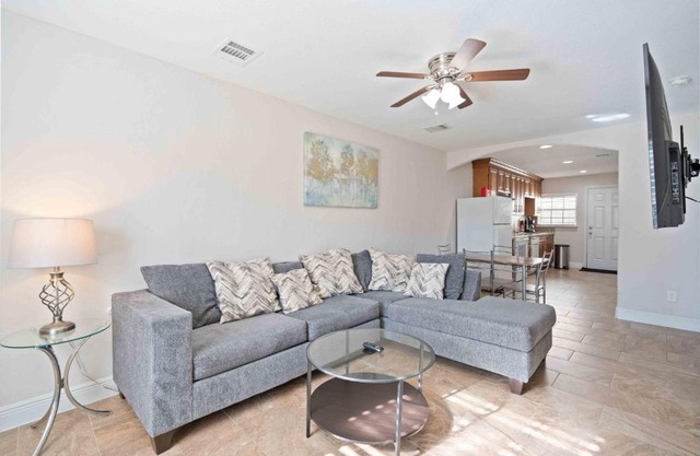 Pristine & Exquisitely Designed APT 7 Min From TX Med Center