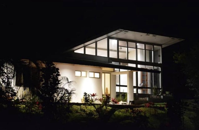 Private 1-Acre Glass House Rainforest Estate!