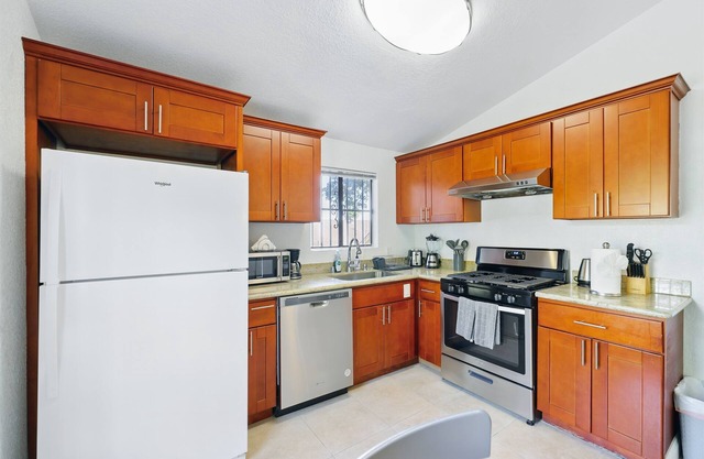 Private 2-Bedroom Retreat with Separate Entrance