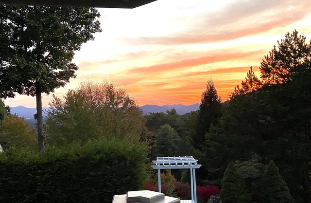 Private apt. in large home with Gorgeous Mountain Views!