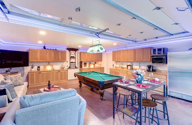 Private, ! B/B, Billiard room with deck, Outdoor living, Privacy, Fenced, Yard