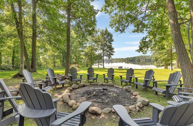 Private Beach Oasis on quiet lake-Sauna! Make family memories here!