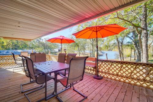 Private Boat Dock Family-Friendly Grove Getaway