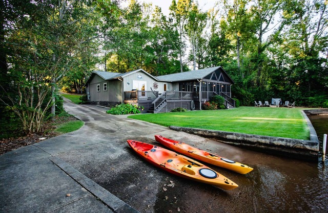 Private Boat Ramp, Dock, Pet Friendly, Screen Porch, Firepit, Fish, Kayak, Relax