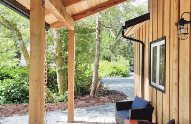 Private Cabin in Tofino with hot tub!