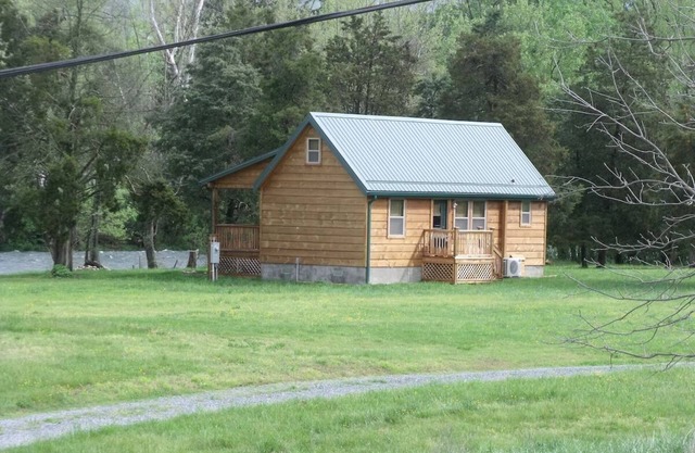 Private Cabin on Watauga River Tri-Cities, TN. 1000 feet of private river front!
