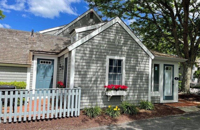 Private condo in Maushop. Steps to beach, ocean, Popponesset Inn and Marketplace