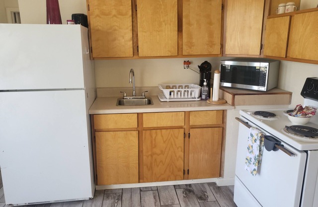 Private & cute as a button! 1400 p/m 400 p/day Pets OK BBQ seating on your deck!