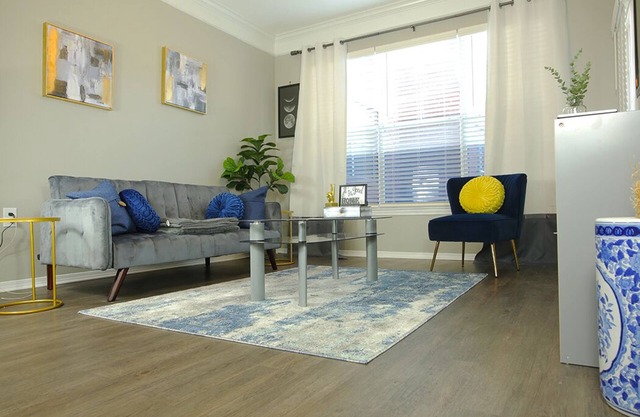 Private & DOWNTOWN! Free Parking and pet friendly!