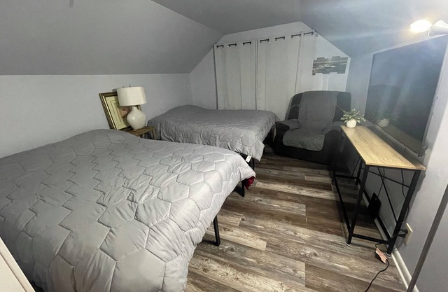 Private Entry, Upstairs 2 Queen Beds, Wifi, TV, & Smart Locks for Self Check in