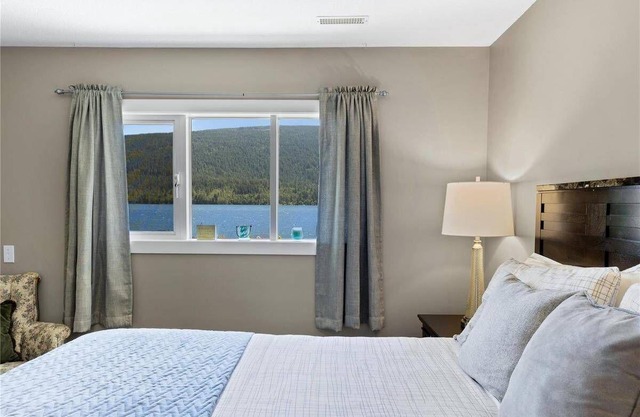 Private Executive Lakefront w/Boat Launch and Mooring