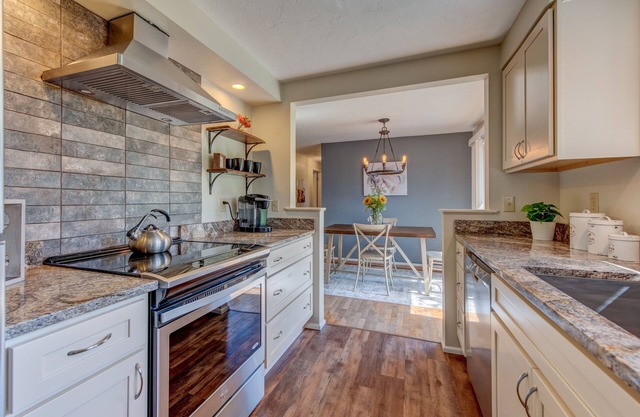 Private Fenced Backyard🌻 Near U of O 4 Miles—>Autzen🏈 Ping pong🏓 & Fun Toys