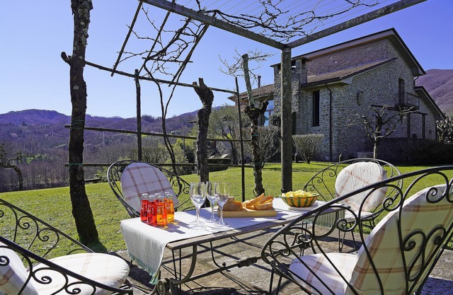 Private hamlet with large park and shared swimming pool nearby for 17 people