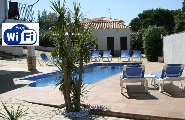 PRIVATE HEATED POOL, LOUNGE AIR CONDITIONING, SLEEPS 8, FREE WIFI, CARPORT