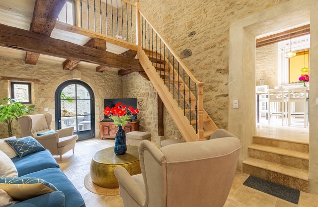Private heated pool, walk to restaurants, markets, shops in a historic town