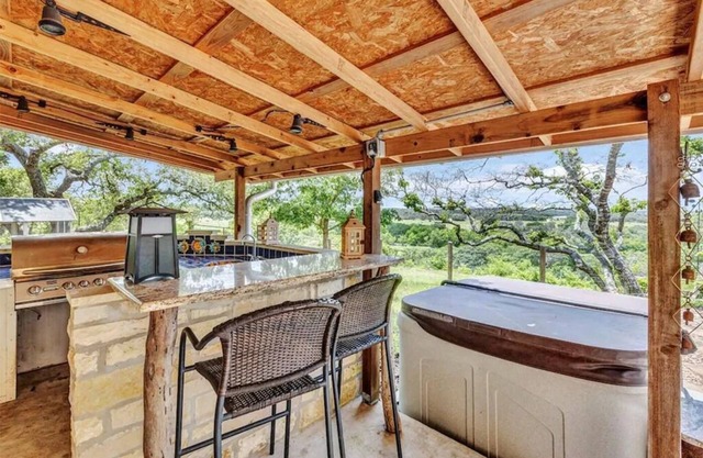 Private Hilltop Farmhouse in Wine Country with Llama, Jacuzzi & Amazing Views