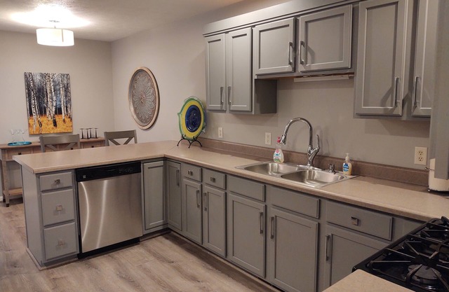 Private Home in the woods - 15 minutes from Downtown!