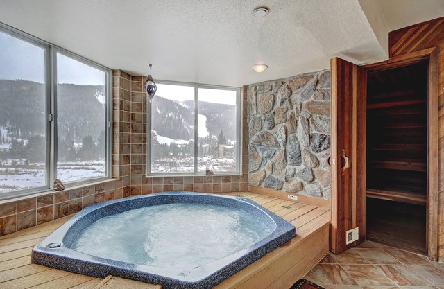 Private Hot Tub Overlooking Keystone/Quick Walk to the Slopes!