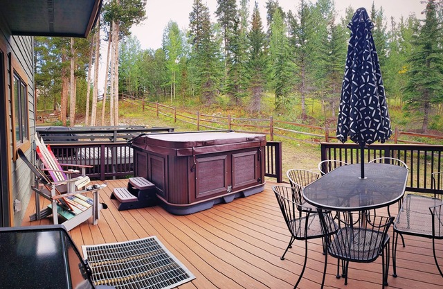 Private Hot Tub, Trails, Views, Ski-In/Out, EV Charger - Slopeside Retreat