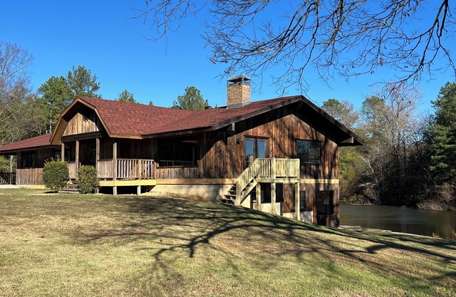 Private Lake Lodge, Gated Retreat, Sleeps 12, Near Hot Springs