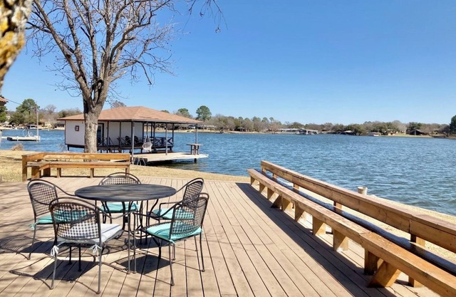 Private lake retreat with great decks, kayaks, bbq and fire pit.