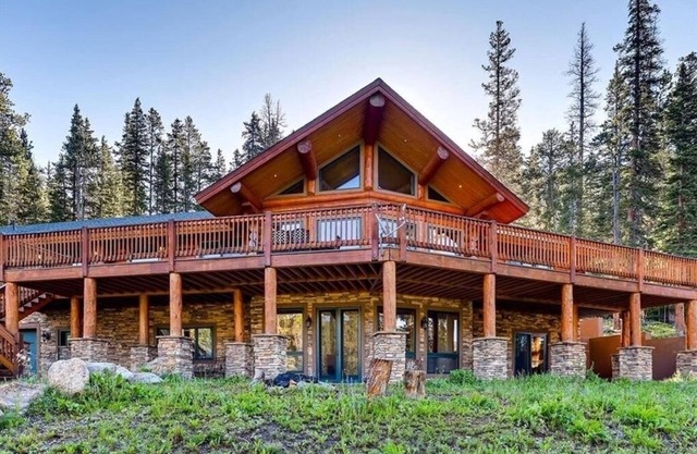 Private lodge with STEAM ROOM, huge deck, Mountain Views!