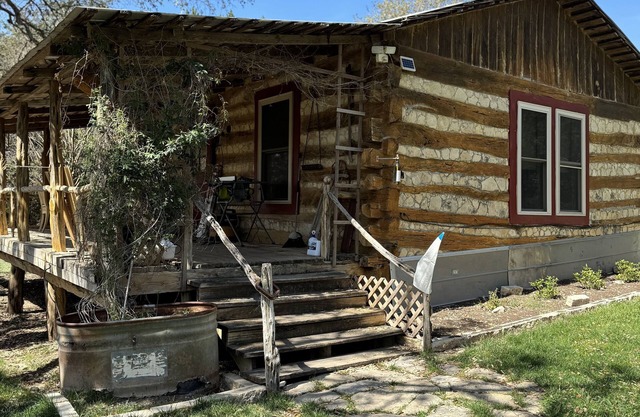 Private log cabin in the country w/big front porch, fenced yard in Comfort.