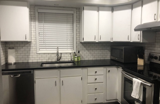 Private Main Floor 2BR By Mountains, Salt Lake City, Airport, Lagoon, & Fun!