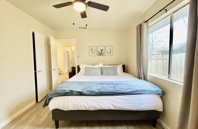 Private Master bedroom-near Domain and St Davis