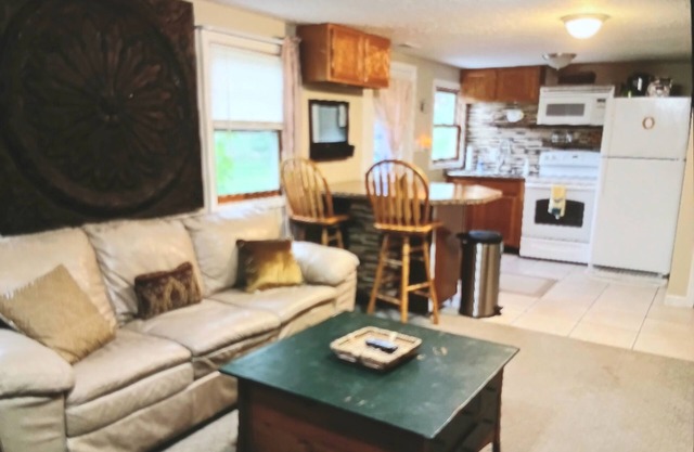 Private Mother In Law Suite. Cozy One BedRoom With Full Kitchen, & Full Bath.