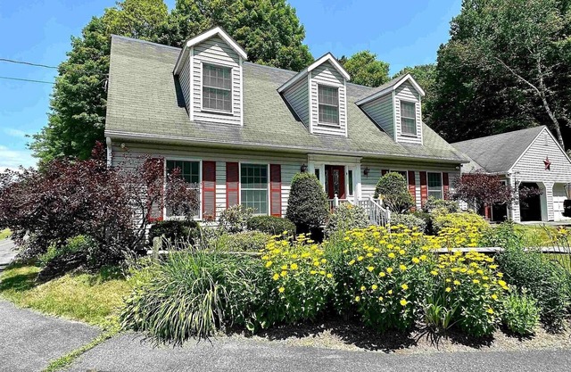 Private mountain setting w/open rooms, hiking, biking, skiing at your doorstep!