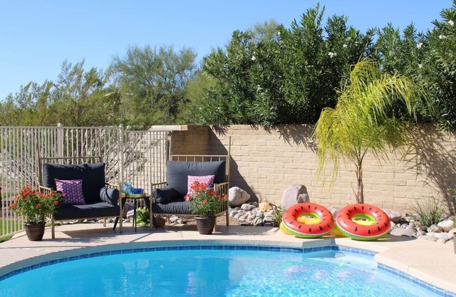 Private oasis! Pool, bikes, near Saguaro NP!
